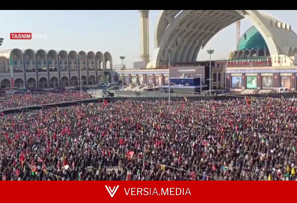 آلاف الإيرانيين يلقون النظرة الأخيرة على جثمان خامنئي في مصلى الخميني